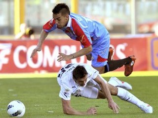Giuseppe Bellusci (v modrom) v súboji s Miroslavom Klosem z Lazia.