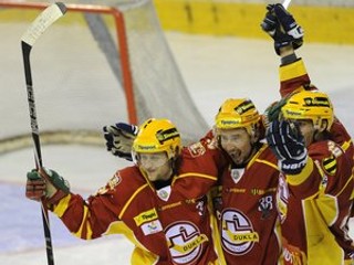 Tibor Melichárek (uprostred) z Trenčína sa teší z gólu so spoluhráčmi Radoslavom Tyborom (vľavo) a Marekom Birom.