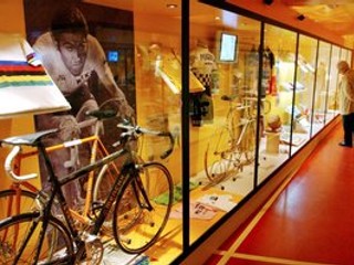 Výstava memorabílií Eddyho Merckxa.