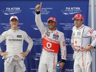 Lewis Hamilton sa teší z prvenstva v kvalifikácii.