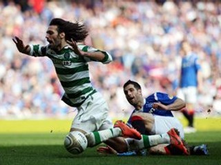 Georgios Samaras (vľavo) zo Celticu v súboji s Carosom Bocanegrom.