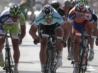 Sagan (vľavo) boj o víťazstvo vo Wevelgeme prehral s Boonenom.