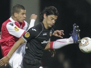 Adam Maher (vľavo) z AZ v súboji s Tinom Costom (Valencia)