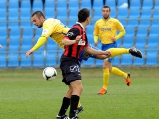 Hráč Trnavy Mário Bicák (v popredí) v súboji s Mikulášom Tóthom.