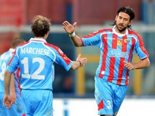 Nicolas Spolli (vpravo) oslavuje so spoluhráčom z Catanie Giovannim Marchesem.