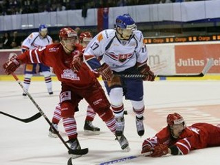 Zľava: Morten Madsen z Dánska a slovenský útočník Ján Sýkora, na zemi leži Philip Bruggisser.