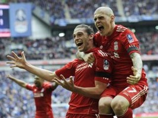 Martin Škrtel (vpravo) a Andy Carroll sa tešia z druhého gólu v sieti Evertonu.