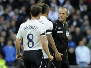 Hráči Tottenhamu pri protestoch proti rozhodnutiu Martina Atkinsona.