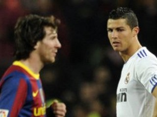 Cristiano Ronaldo (v bielom) a Lionel Messi