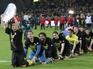 Futbalisti Dortmundu oslavujú bundesligový titul.