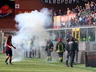 Marco Rossi z Janova dohovára rozvášneným fanúšikom počas zápasu proti Siene.