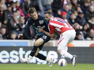 Aaron Ramsey z Arsenalu (vľavo) v súboji s hráčom Stoke Marcom Wilsonom