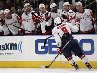 Ovečkin oslavuje so spoluhráčmi víťazný gól na 3:2.