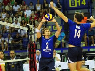 Kapitánom volejbalistov bude v Bulharsku opäť Michal Masný (vľavo). Jeho zástupca Tomáš Kmeť, pod ktorým skončili Slováci piati na ME, sa ospravedlnil kvôli rodinným záležitostiam.