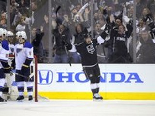 Justin Williams oslavuj prvý gól v sieti St. Louis.
