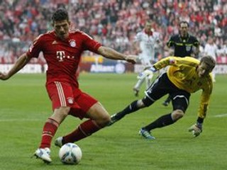 Útočník Bayernu Mario Gomez a brankár Norimbergu Raphael Schaefer.