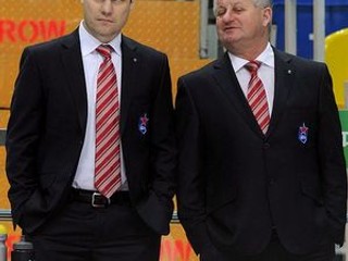 Hlavný tréner Július Šupler (vpravo) s asistentom Jevgenijom Namestnikovom.FOTO –CSKA–HOCKEY. RU