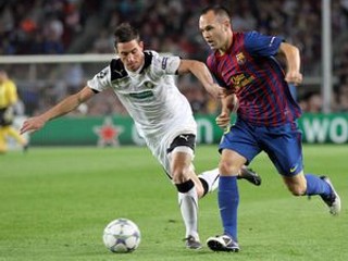 Hráč FC Barcelona Andres Iniesta (vpravo) a Milan Petržela v zápase H skupiny v 3. kole Ligy majstrov FC Barcelona - Viktoria Plzeň, 19. októbra 2011 v Barcelone.
