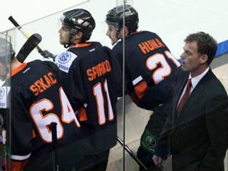 Tréner Radim Rulík na lavičke HC Lev Poprad.