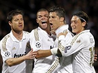 Futbalisti Realu Madrid postúpili po víťazstve 2:0 nad Olympiuque Lyon do osemfinále Ligy majstrov.