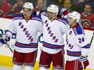 Marián Gáborík oslavuje gól so svojimi spoluhráčmi.