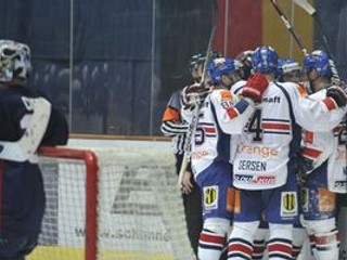 Slovenskí hokejisti v súboji s USA.