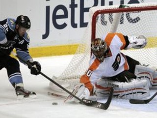 Brankár Flyers chytá pokus Tomáša Kopeckého.