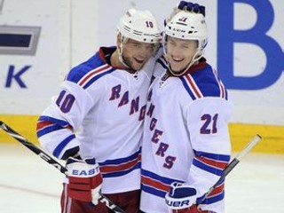 Marián Gáborík (vľavo) a Derek Stepan.