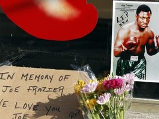 Fraziera si uctil na pohrebe aj rival Muhammad Ali