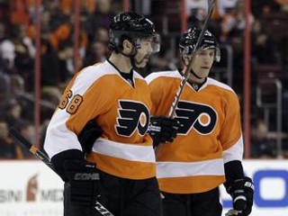 Jaromír Jágr (vľavo) a Matt Carle počas zápasu s Phoenixom.