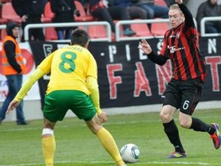 Roman Procházka (vpravo) z Trnavy a Marcel Ondráš, hráč MŠK Žilina.