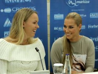 Zľava dánska tenistka Caroline Wozniacka a  Dominika Cibulková