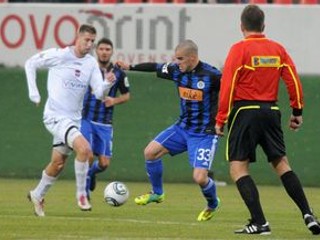 Filip Šebo z ŠK Slovan Bratislava (v strede) a Martin Babic z FC Vion Zlaté Moravce (vľavo).