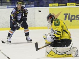 Vľavo Michel Miklík (Košice) a vpravo brankár Žiliny Marek Laco počas zápasu 22. kola Košice - Žilina.