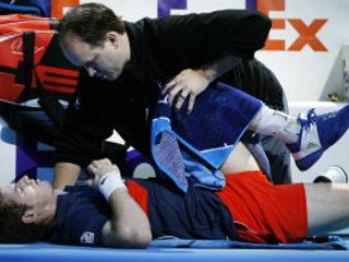 Andy Murray ošetrovaný počas úvpdného duelu z Ferrerom.