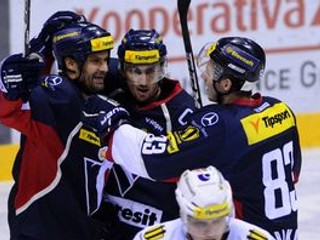 Ján Lipiansky, Miroslav Šatan a Martin Bakoš (zľava) oslavujú gól do brány Skalice.