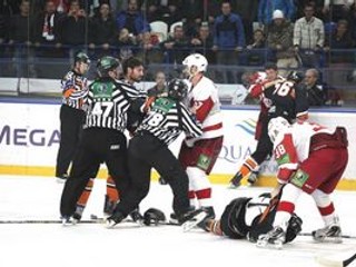 Mužstvo Čechova sa začiatkom novembra predviedlo aj na ľade v Poprade. Domáci HC Lev vyhral 6:3, hostia v závere vyvolali bitku.