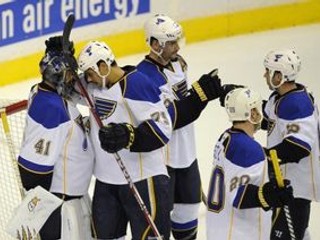 Jaroslav Halák oslavuje so spoluhráčmi výhru nad Washingtonom.