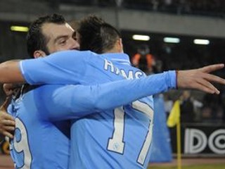 Goran Pandev oslavuje gól s Marekom Hamšíkom.