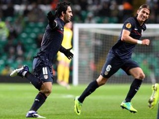 Arda Turan (vľavo) dal jediný gól zápasu Atlética so Celticom.