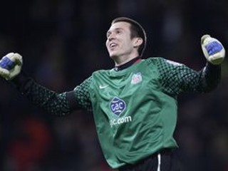 Brankár Crystal Palace Lewis Price oslavuje víťazstvo nad Manchestrom United.