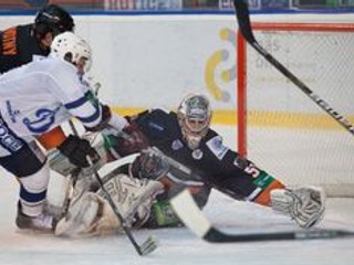 Brankár HC Lev  Ján Laco odoláva nájazdu  útočníka  Dinama Moskva. ⋌