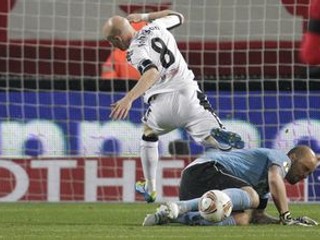 Brankár Twente Nikolay Mihaylov a hráč Fulhamu Andrew Johnson.