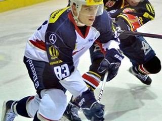 Útočník Slovana Martin Bakoš (vľavo) a obranca Zvolena Marek Ďaloga.