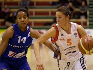 Katarína Tetemondová (vpravo) a Sarah Dusfar z tímu Basket Landes.