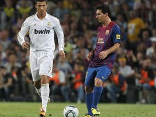 Cristiano Ronaldo (v bielom) a Lionel Messi.