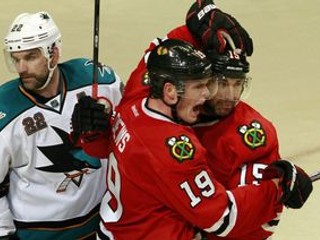 Andrew Brunette (vpravo) a Jonathan Toews.