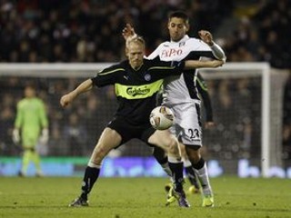 Clint Dempsey v drese Fulhamu (vzadu) a hráč Odense Hans Henrik Andreasen.