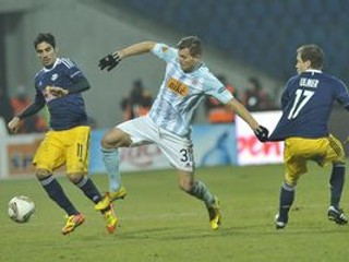 Lačný (v strede) dal v Európskej lige polovicu gólov Slovana.