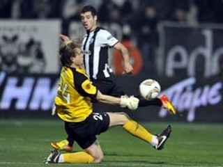 Brankár Kazane Giedrius Arlauskis a útočník PAOK Vierinha.